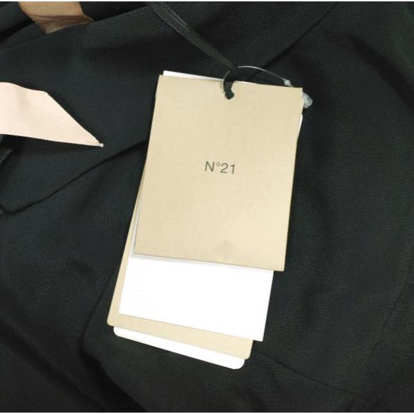 新品 N°21 ヌメロヴェントゥーノ 24SS L2 BLUSA TESSUTO 前後両用 バックフリルブラウス 24S-G091-5111 38 BLACK 定価75,900円 シャツ |  | 04