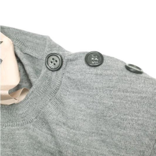 新品 N°21 ヌメロヴェントゥーノ 23SS ショルダーボタン ハイゲージウールクルーネックニット 23S-A028-9000 40 グレー 定価69,300円 |  | 04
