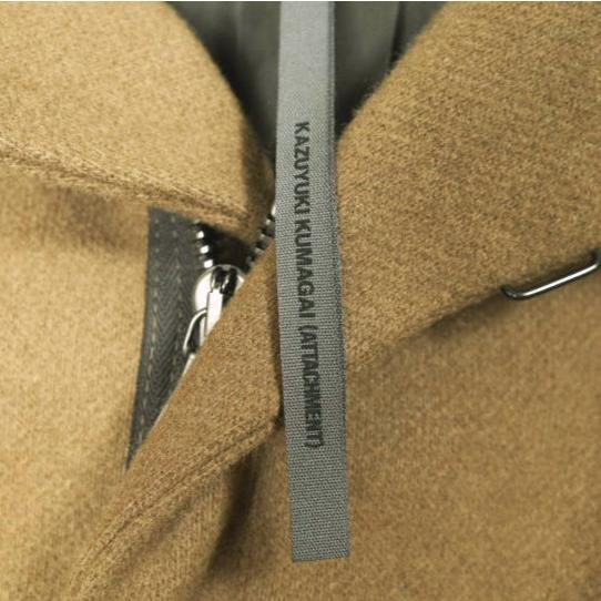 KAZUYUKI KUMAGAI ATTACHMENT カズユキクマガイ カシミヤ混ストレッチ圧縮メルトン スタンドカラーショートコート KB83-047 1 CAMEL |  | 03