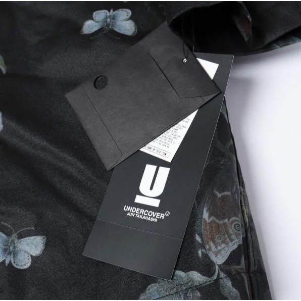 新品 UNDERCOVER アンダーカバー 25AW 日本製 バタフライプリント オイルドステンカラーコート UC2E4309 3 BLACK 定価132,000円 アウター |  | 03