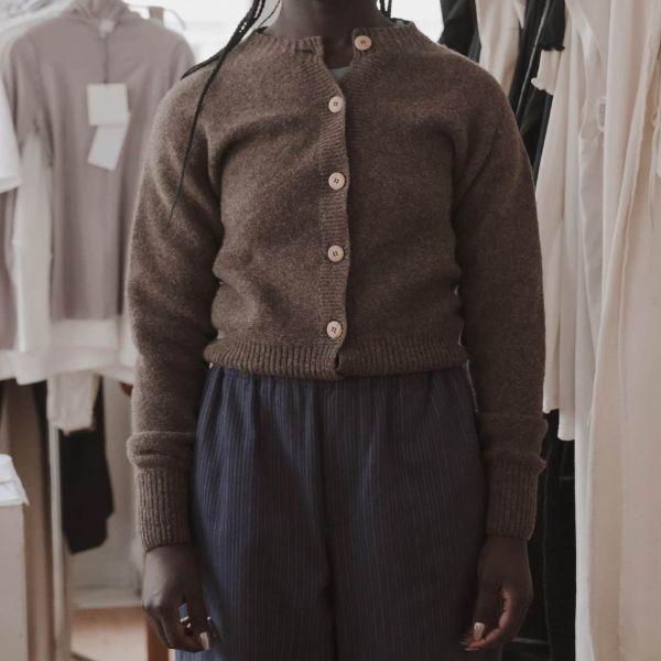 新品 BASERANGE ベースレンジ 25AW TIER CARDIGAN アルルメリノウール ボタンダウンカーディガン S BUREL BROWN 定価51,810円 ニット |  | 02