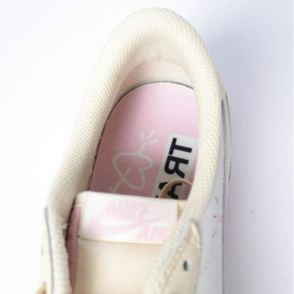 新品 Travis Scott x NIKE トラヴィス・スコット ナイキ 26SS 別注 AIR JORDAN 1 LOW OG SP IQ7604-100 US9(27cm) MUSLIN/SHY PINK-SAIL |  | 08