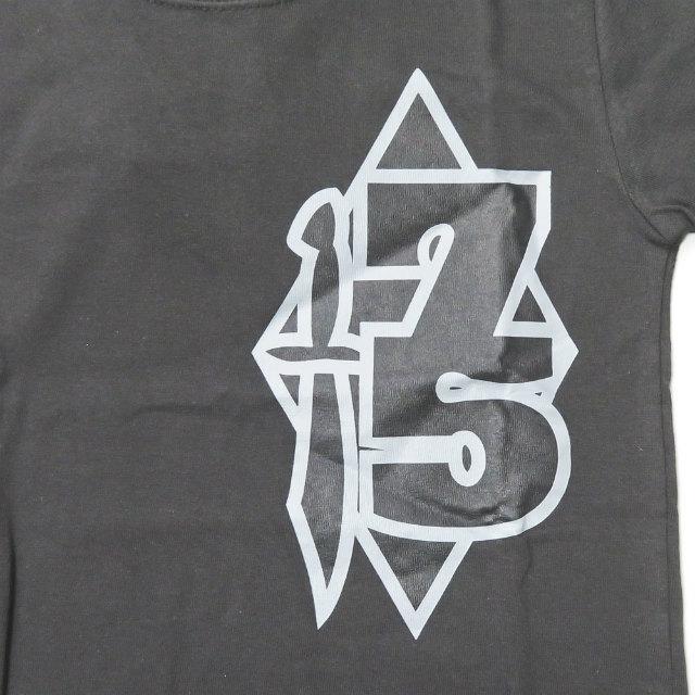 グッドイナフ GOODENOUGH PRINT TEE - 75 (KIDS) プリントTシャツ GEK-177018 M(KIDS) 4歳〜6歳 (105〜115cm) Charcoal Grey 子供服 トップス |  | 05