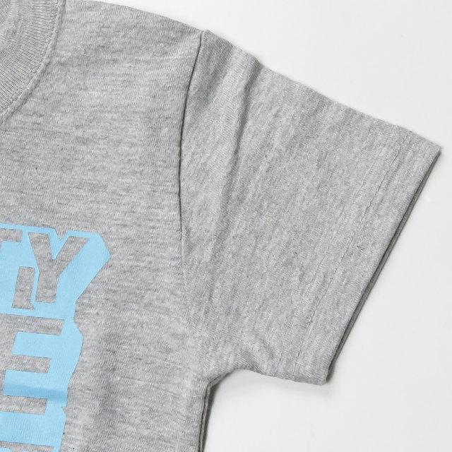 グッドイナフ GOODENOUGH PRINT TEE - LOGO2 (KIDS) プリントTシャツ GEK-177014 S(KIDS) 3歳〜4歳 (95〜105cm) グレー 子供服 トップス |  | 05