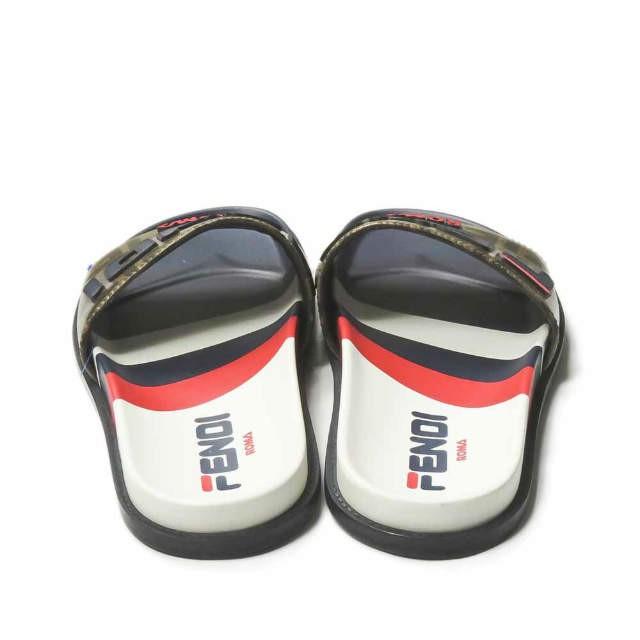 フェンディ FENDI FENDI MANIA ロゴシャワーサンダル 7X1201 10(27.5cm) ホワイト/ネイビー FILA コーティング シューズ |  | 02