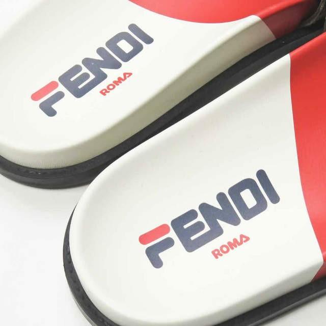 フェンディ FENDI FENDI MANIA ロゴシャワーサンダル 7X1201 10(27.5cm) ホワイト/ネイビー FILA コーティング シューズ |  | 04