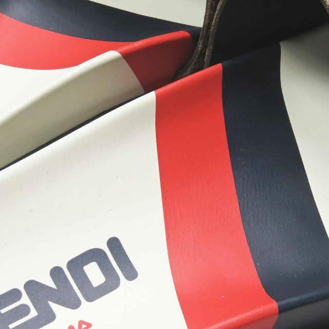 フェンディ FENDI FENDI MANIA ロゴシャワーサンダル 7X1201 10(27.5cm) ホワイト/ネイビー FILA コーティング シューズ |  | 05