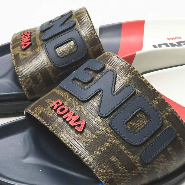 フェンディ FENDI FENDI MANIA ロゴシャワーサンダル 7X1201 10(27.5cm) ホワイト/ネイビー FILA コーティング シューズ |  | 06