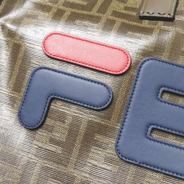 フェンディ FENDI FFロゴ トートバッグ 8BH357 A5N6 F1562 ブラウン FILA フィラ FENDI MANIA 大容量 ショッピングバッグ カバン |  | 05