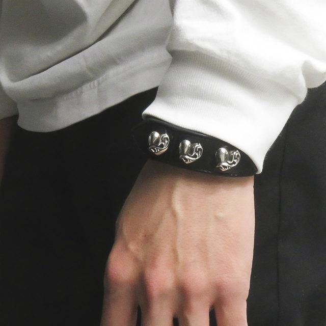 クロムハーツ CHROME HEARTS 3ボタン/2スナップ ハート レザーブレスレット ブラック アクセサリー |  | 05