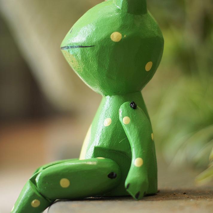 ぶらぶらウッドオブジェ アジアン カエル かえる 蛙 人形 木彫り