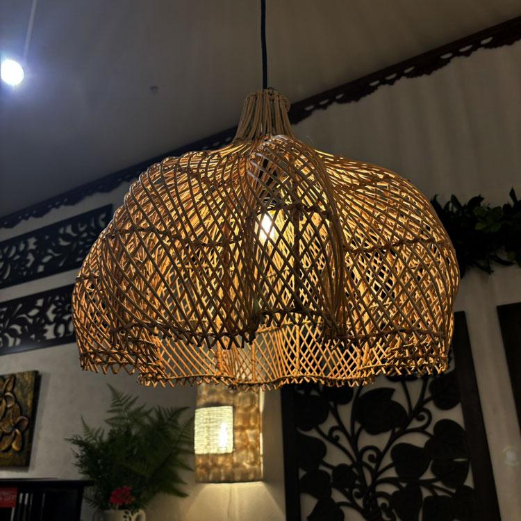 アジアン ランプ ライト バリ 照明 ランプシェイド ラタン 籐 ペンダントライト 天吊り LED 照明器具 電球対応 ラタンガーリックランプ ...