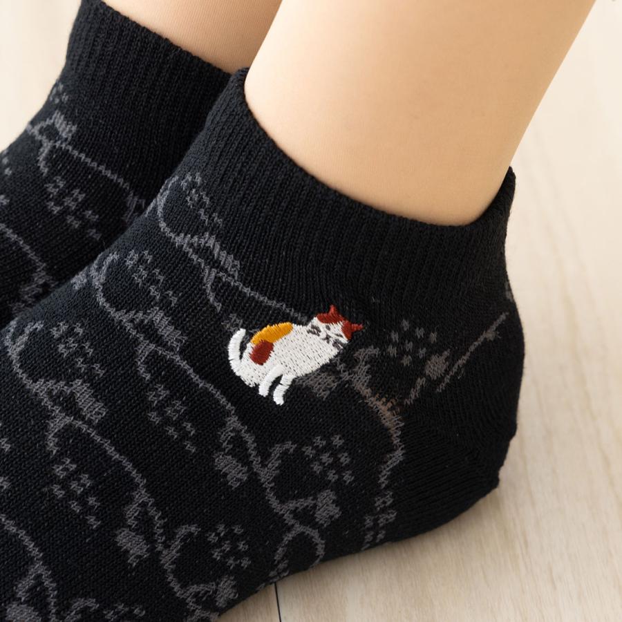 助野（SUKENO） にゃんこ堂 ツタ猫刺繍 スニーカー丈ソックス 23-25cm