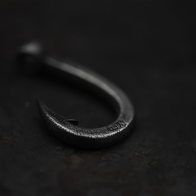 HOOKZ 釣り針 ネックレス燻し Mサイズ シルバー925/フィッシュフックネックレス/シルバーアクセサリーブランド 日本製の画像