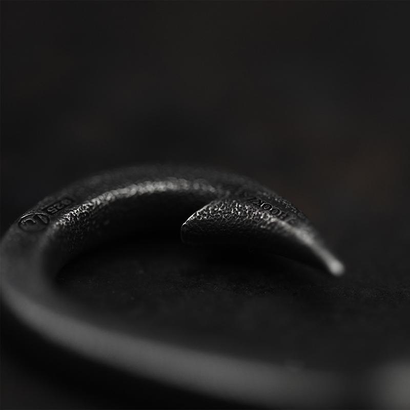 HOOKZ 釣り針 ネックレス燻し Mサイズ シルバー925/フィッシュフックネックレス/シルバーアクセサリーブランド 日本製の画像