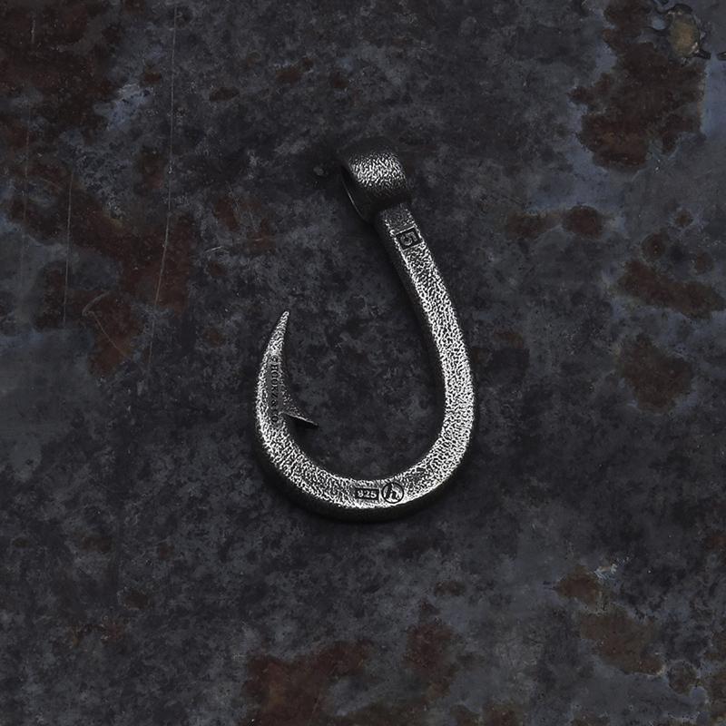 HOOKZ 釣り針 ネックレス燻し Mサイズ シルバー925/フィッシュフックネックレス/シルバーアクセサリーブランド 日本製の画像