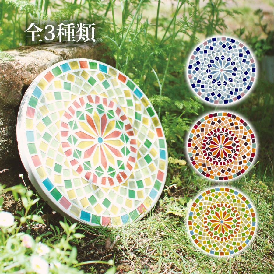 花柄の円形オブジェと緑の石 花柄の円形オブジェと緑の石