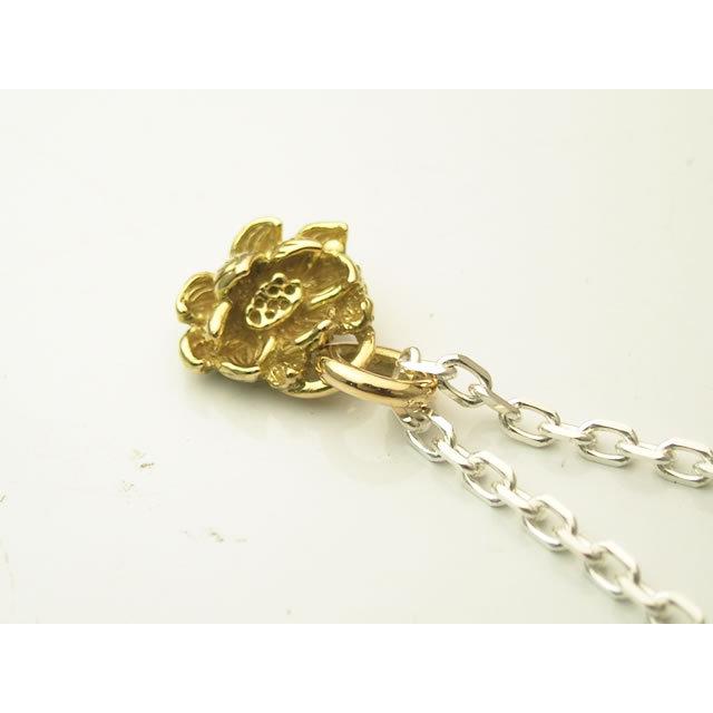 【シルバーアクセサリー ラブクラフト】１８金製の大輪蓮花ペンダントトップ 【和柄ペンダント】の画像