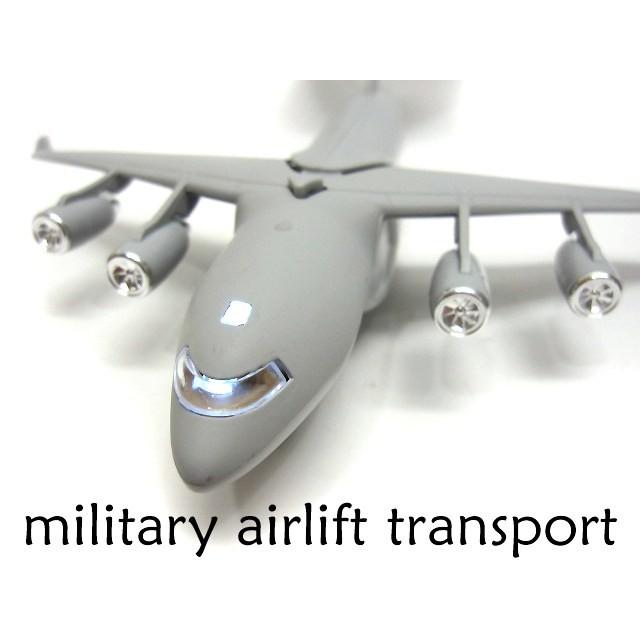 C-17グローブマスター3 軍用大型長距離輸送機 ライトグレー ライト点灯