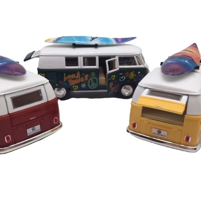 KinSMART ミニカー 1/32 ワーゲンバス ラブ＆ピース サーフボード付き 