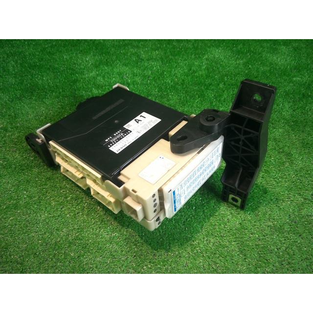 レクサスANF10 HS250 レクサス（LEXUS） HS DAA-ANF10 ヒューズボックス HS250H バージョンI