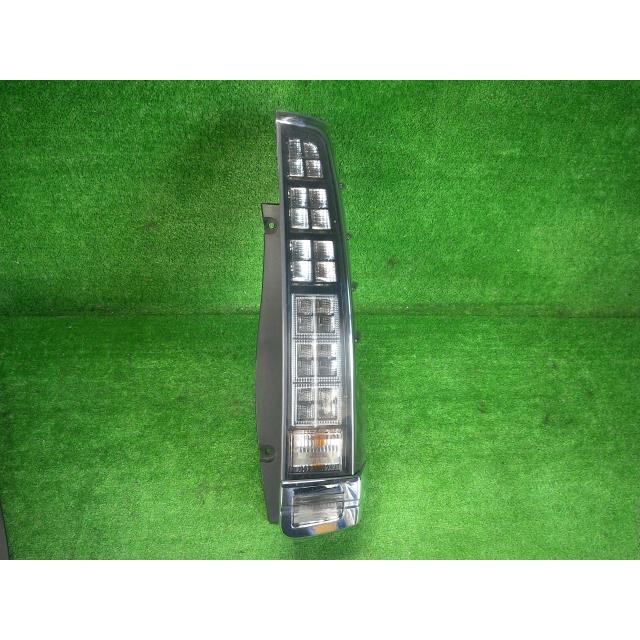 ヴォクシー DBA-ZRR85W 右テールランプ ZS 煌 4WD 8人 3ZR-FAE CVT 070 
