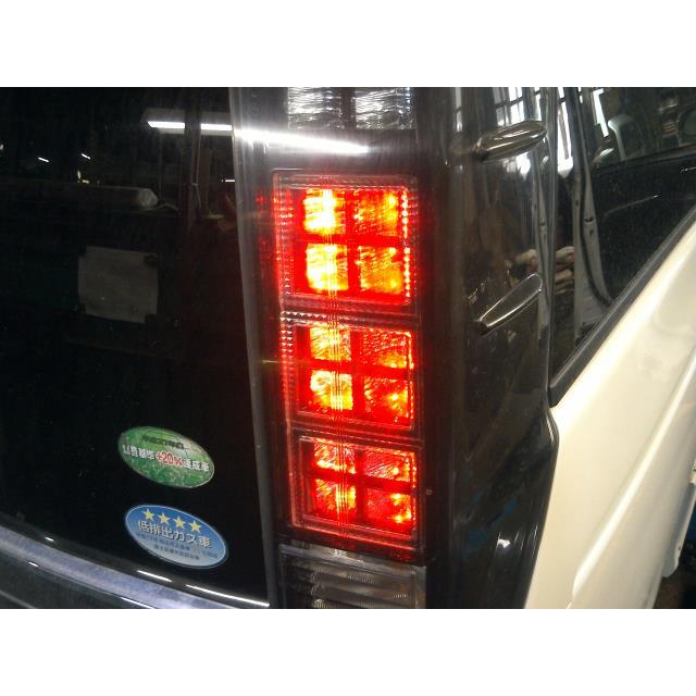 ヴォクシー DBA-ZRR85W 右テールランプ ZS 煌 4WD 8人 3ZR-FAE CVT 070 