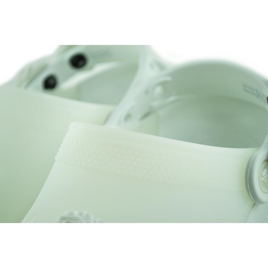 花飾りのひと crocs（クロックス） クラシック フロステッド ブーケ クロッグ ムーン