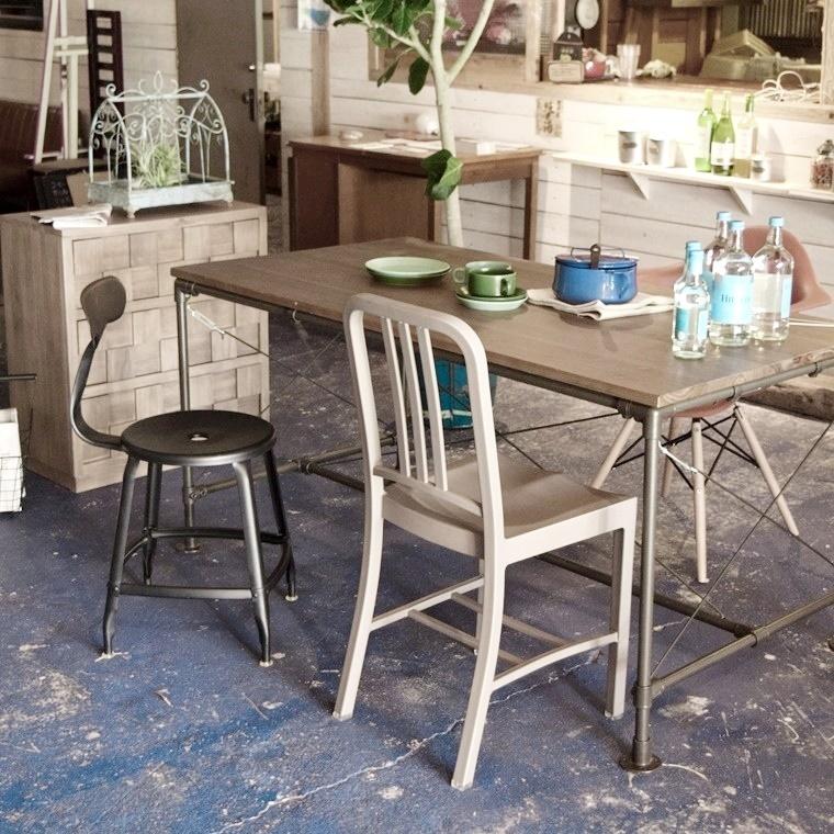 チェア/しっかりした 樹脂製チェア/１脚/幅40 座面高47 |  | 08