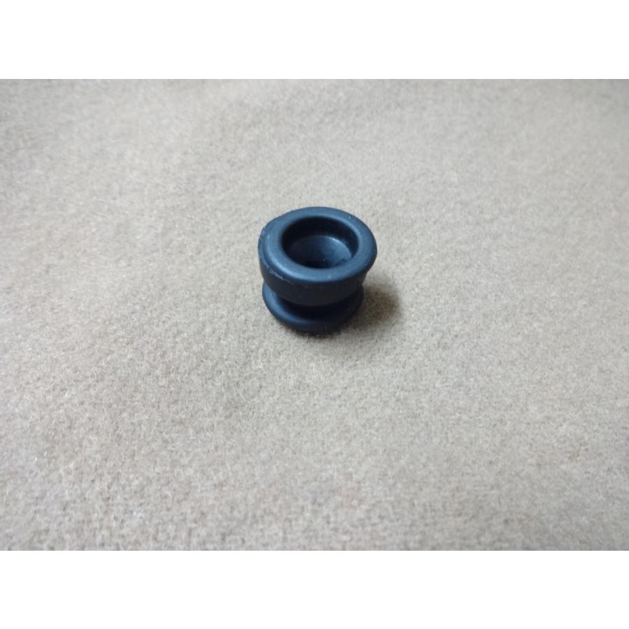 CB400F 75~77 系 純正 サイドカバー グロメット 下側 1個 送料込み！(1