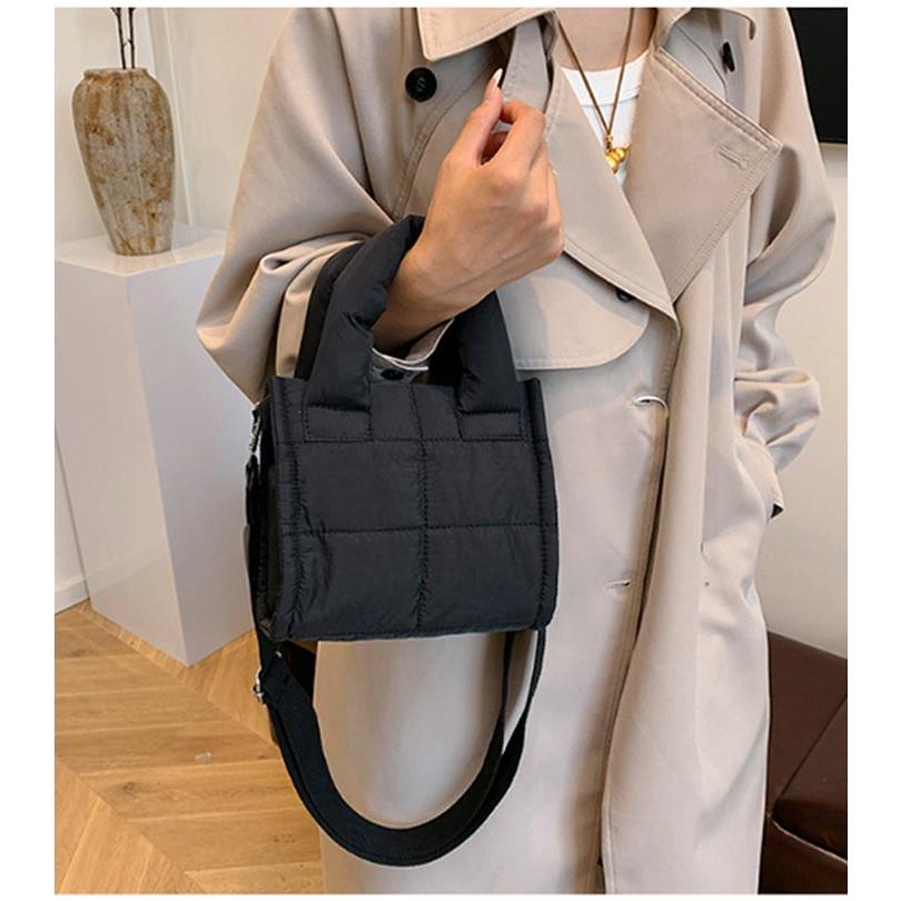 【新品.未使用品】 ノベルティ キルティングショルダーバッグ ナイロン 軽量 キルティングバッグ ショルダー スクエア ショルダー