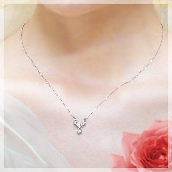 ペンダントネックレス PT900 0.30ct 揺れるV字 ダイヤモンドペンダント