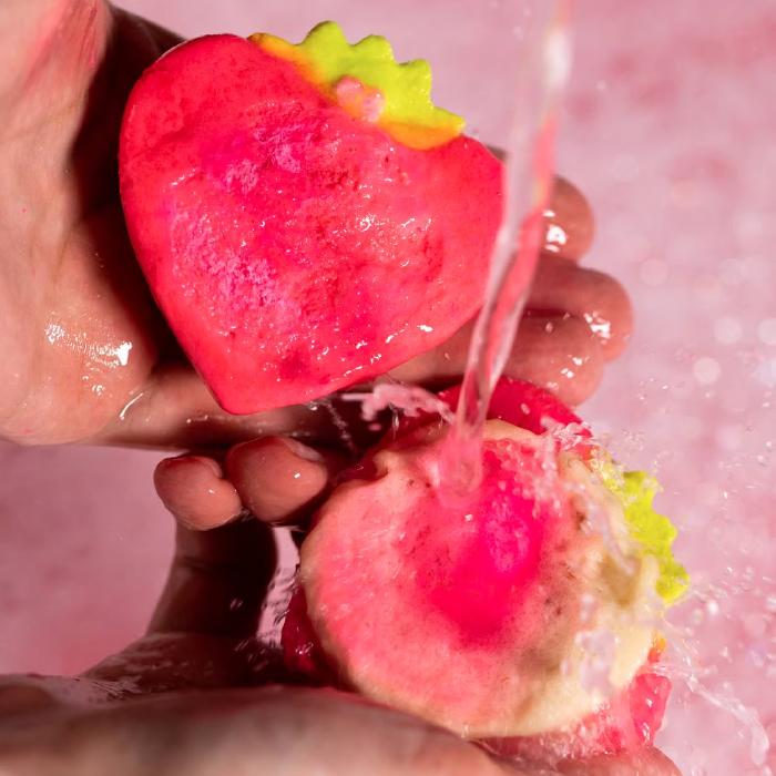 LUSH ラッシュ 公式 ベリークランブル バブルバー 入浴剤 泡風呂 プレゼント向け ハート イチゴ オーガニック かわいい ハンドメイド コスメ｜lush｜03