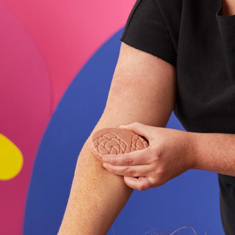 LUSH ロマンスオブトゥルース マッサージバー ボディバター ボディケア  ローズ ネロリ いい匂い リフレッシュ 保湿 ハンドメイド コスメ ラッシュ 公式 | LUSH | 01