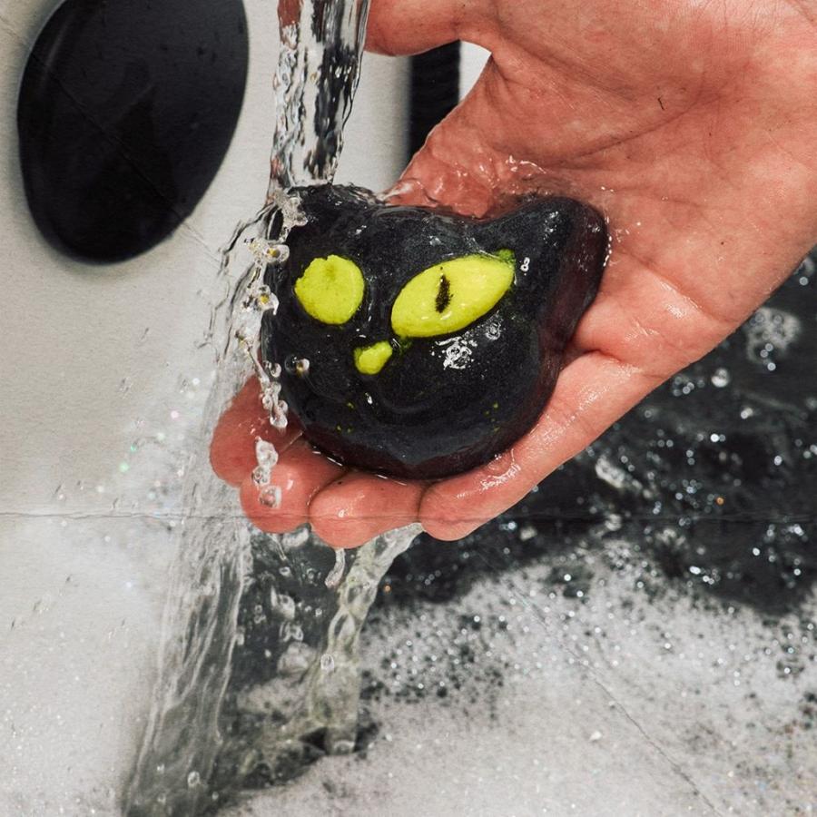 LUSH ニャンと魔法にかけられて バブルバー 泡風呂 入浴剤 ハロウィン 数量限定 ギフト プレゼント 黒猫 かわいい 香り お風呂 保湿 癒やし ラッシュ 公式 | LUSH | 01