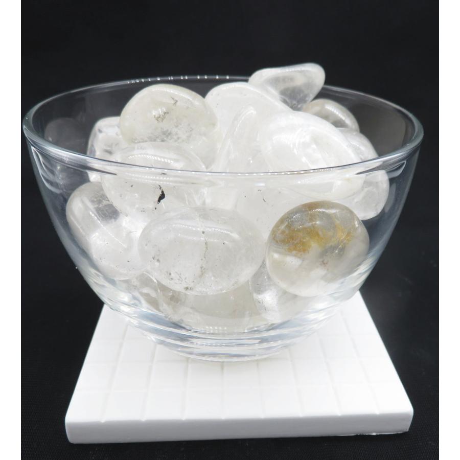 風水 水晶 高品質 水晶タンブル石 15×30mm 500g ガラスコップと