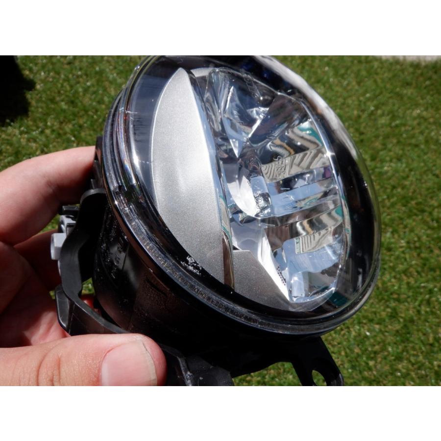 TOYOTA トヨタ 純正 LED フォグランプ フォグライト コイト KOITO 48-150 / 70311 アルファード（30系） ヴェルファイア（30系 / AYH30Wなど） プリウス / プリウスα（一部グレード） アクア ヴォクシー / ノア（一部グレード） ハリアー（一部グレード） レクサス（RX・IS・CT 等） ヴィッツ / カローラ系（フィールダー・ルミオンなど） ランドクルーザー系 トヨタ純正 LED フォグランプ フォグライト KOITO 48-150 左側