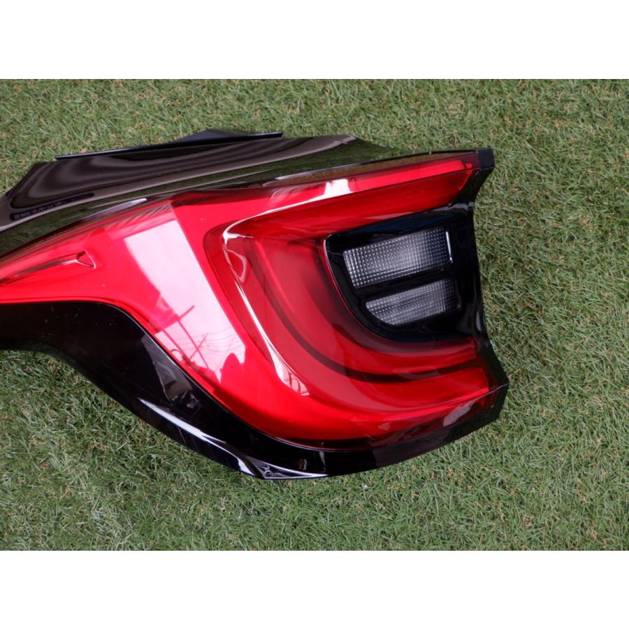 ヤリス　左テール　MXPH10 トヨタ 純正 ヤリスクロス 《 MXPJ10 》 右テールランプ P70200