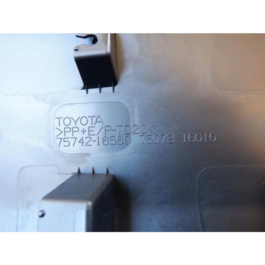新車外し品 トヨタ純正 ZSG10 ZVG11 ZVG15 カローラクロス サイド