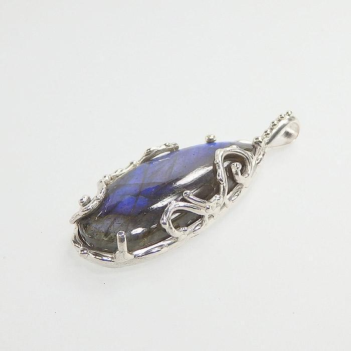 ラブラドライトの唐草フレームペンダント |  | 02