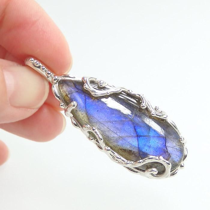 ラブラドライトの唐草フレームペンダント |  | 03