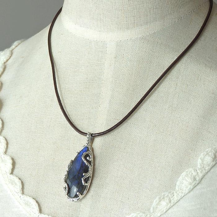 ラブラドライトの唐草フレームペンダント |  | 05