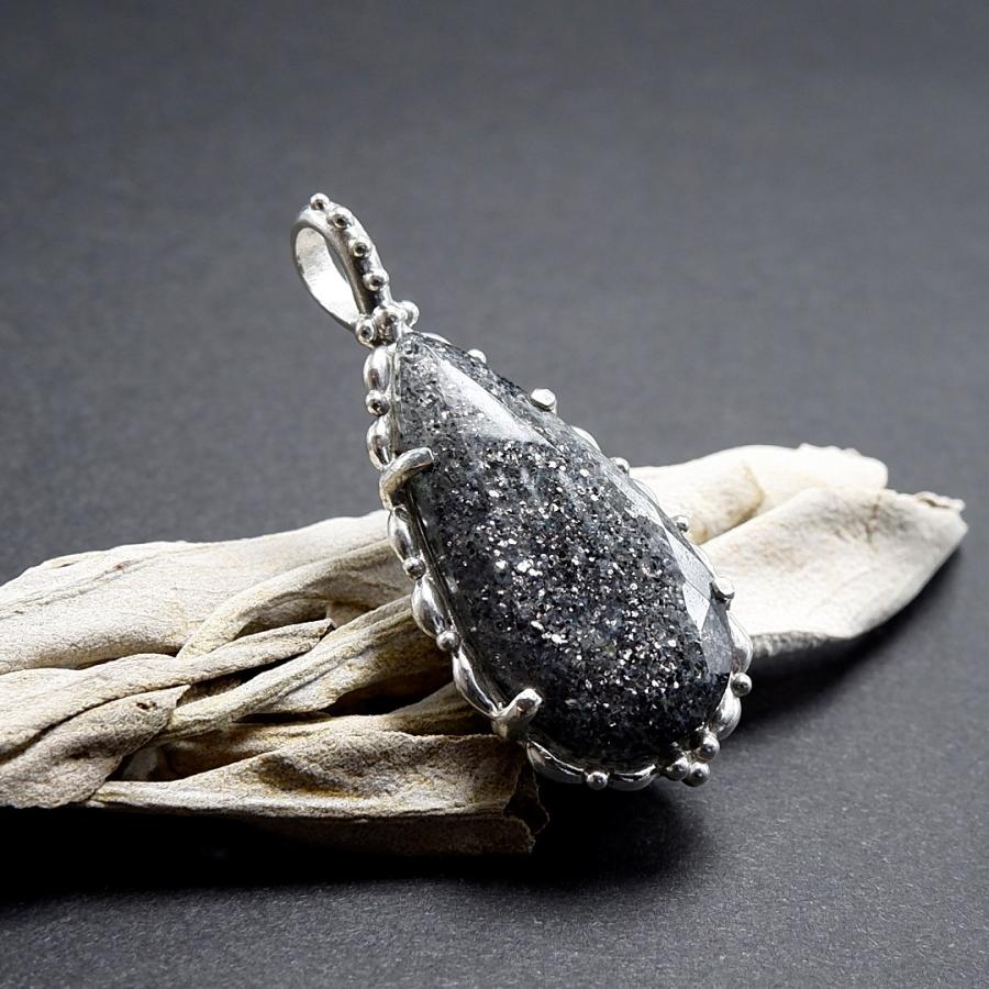 ブラックアベンチュリンの粒飾りペンダント ＊天然石アクセサリー　手作りアクセサリー　ペンダントトップ　一点物＊ | 