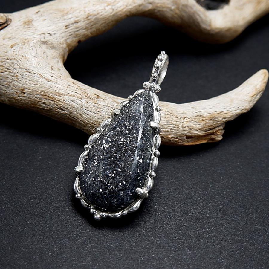 ブラックアベンチュリンの粒飾りペンダント ＊天然石アクセサリー　手作りアクセサリー　ペンダントトップ　一点物＊ |  | 01