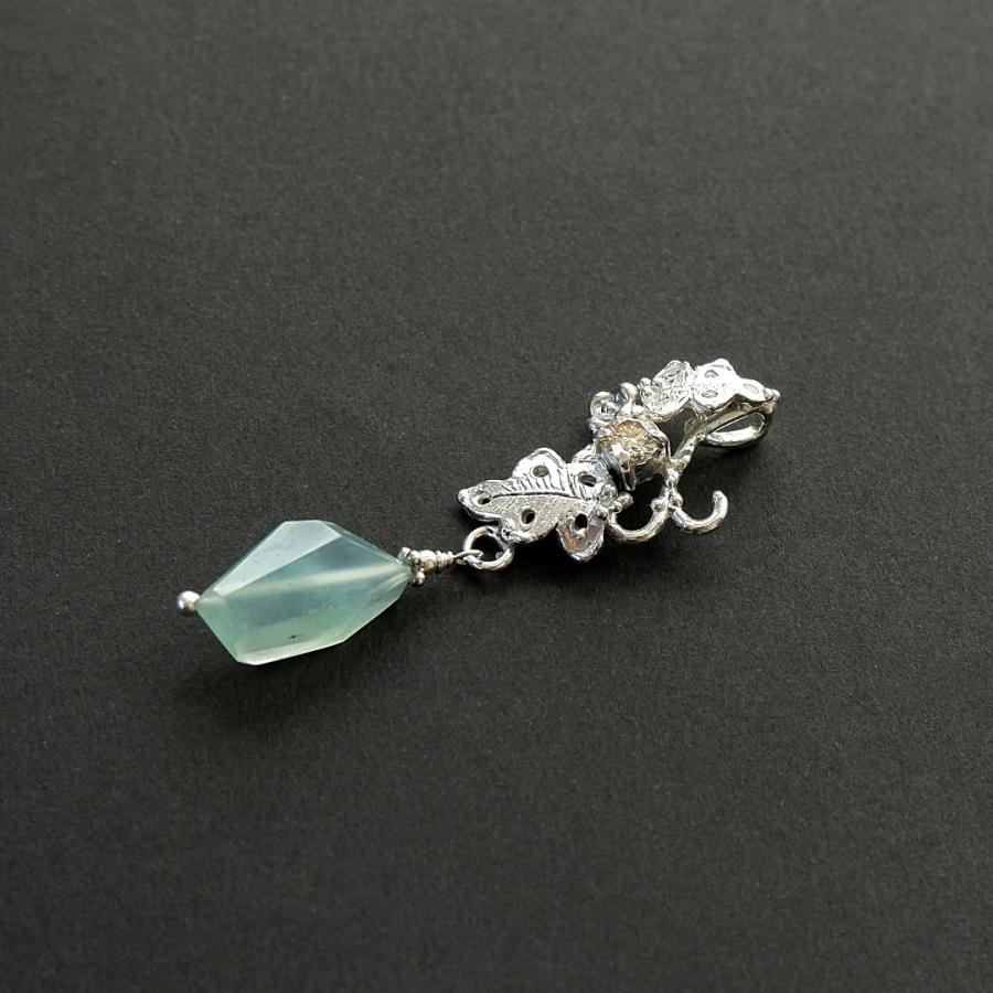 アクアプレーズとモアサナイトのボタニカルなペンダント 一点もの |  | 01