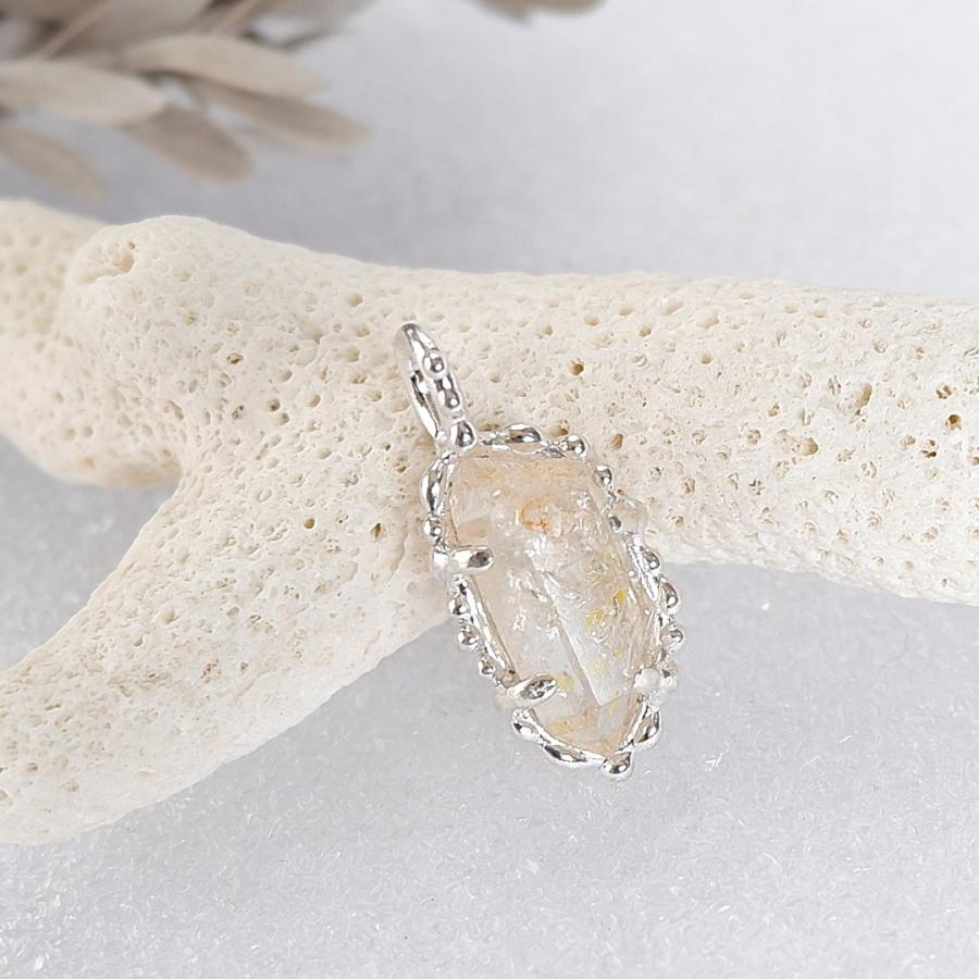 マダガスカル産　オイルインクォーツの粒飾りペンダント　2  天然石アクセサリー　一点物 | 