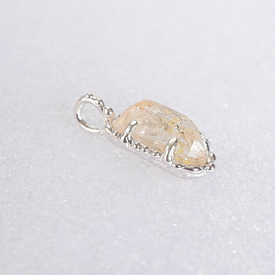 マダガスカル産　オイルインクォーツの粒飾りペンダント　2  天然石アクセサリー　一点物 |  | 01