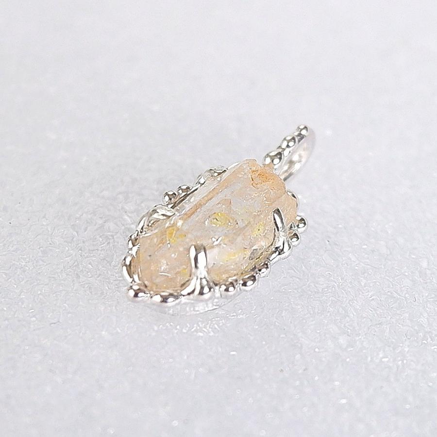 マダガスカル産　オイルインクォーツの粒飾りペンダント　2  天然石アクセサリー　一点物 |  | 02