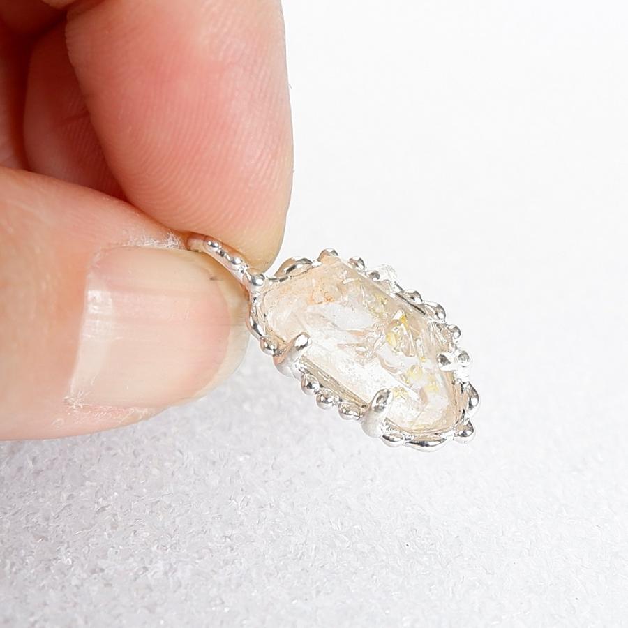 マダガスカル産　オイルインクォーツの粒飾りペンダント　2  天然石アクセサリー　一点物 |  | 04