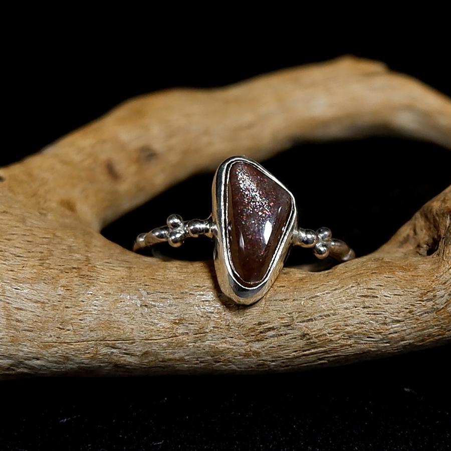 タンザニア産パープルヘイズサンストーンの粒飾りリング　約11号　〜静かに宿る煌めき〜　天然石アクセサリー　指輪　一点物　macari | 